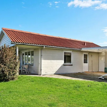 Dom wakacyjny Three-bedroom Holiday In 3